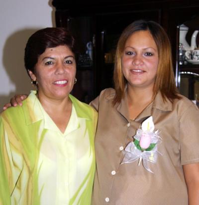 Yolanda García de Dávila junto a la señora Ivonne Reyes de García anfitriona de su  fiesta de canastilla.