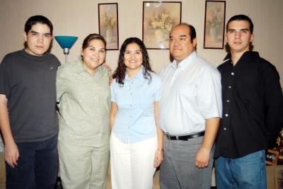 Alejandra Martínez Velíz con sus papás Rogelio Martínez López y Cony Véliz de Martínez y sus hermanos Rogelio y Ricardo Martínez.