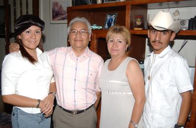 Cathy García Juárez con sus papás Baldo García y Mireya de García y su hermano José, en la fiesta de bienvenida que le ofrecieron en días pasados