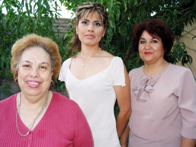  15 septiembre 2003 

Le organizaron una segunda despedida de soltera  a Valeria Campuzano Velazco en Gómez Palacio, la acompañan Martha estela Acuña de Gómez y Julia Velasco Mora.