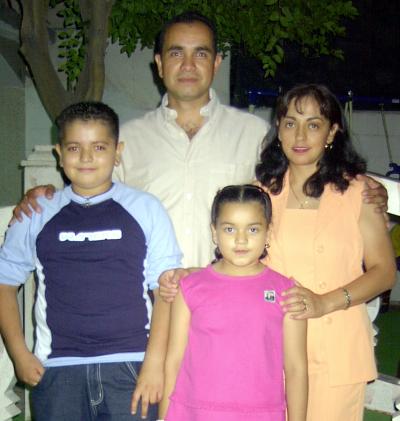 Karen Lizeth y Bryan festejaron su octavo y onceavo cumpleaños respectivamente con una fiesta organizada por sus padres José María González y Eva Estrada de González.