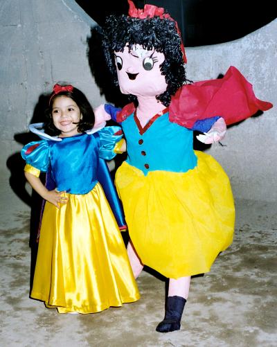 Lizbeth Vielma Canales junto a la piñata que le obsequió su abuelita Lilia Valadez de Vielma por su cuarto aniversario de vida.