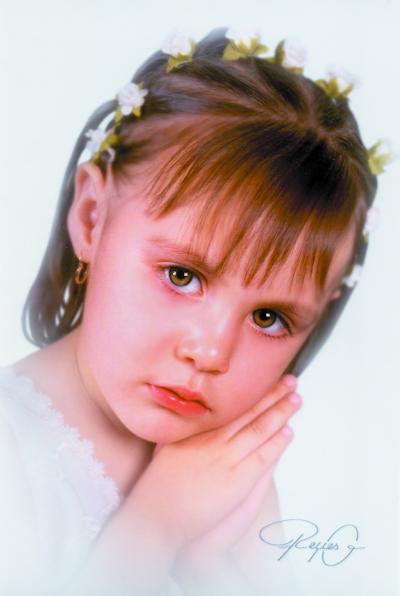 Niña Sayra Cristal Madrigal Ramírez en una fotografía de estudio. Ella es hija de la señora Diana Madrigal Ramírez.