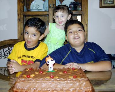 Dos años de edad cumplió María Teresa Fernanda Muñoz González y los celebró con una merienda ofrecida por sus padres Jacinto Muñoz y Lorena de Muñoz, la acompañan sus hermanos.