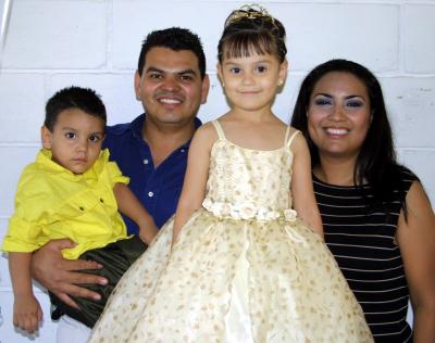 Por su cuarto cumpleaños festejaron a la pequeña Mireya, sus padres Antonio Bañuelos y Mireya Ríos  de Bañuelos y su hermanito Antonio, con un gran convivio.