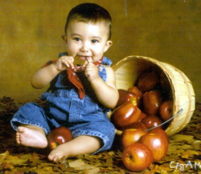  15  de septiembre 

Santiago Juárez González en una foto de estudio, hijo de Adriana González de Juárez y Gustavo Juárez Villarreal.