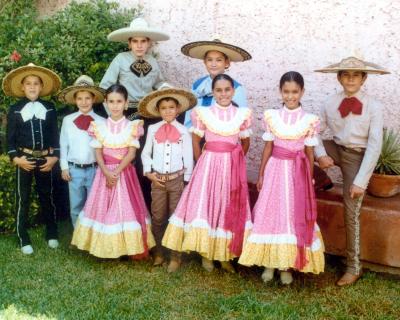 Miguel, Enrique,Héctor, Jesús, Nicolás, Alain, María de Lordes, Lorena  y Miriam, pequeños integrantes de la Escuela de Charrería de don Mely.