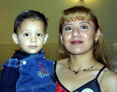 Karla Inés Rangel Domínguez con el niño Israel Alejandro Rivas en un convivio infantil.