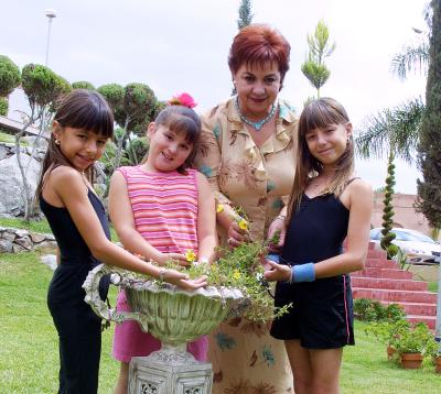  17  de septiembre 
  Eliza de Mena muestra  a su nieta Elisa y a sus amigas Ivanna y Camila Boheringer Russek que en cualquier lugar puede germinar una semilla.