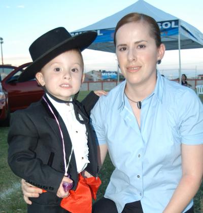 Lourdes Aguiñaga de Ruenes con su hijo Jesús Ruenes en las fiestas de Covadonga del Parque España.