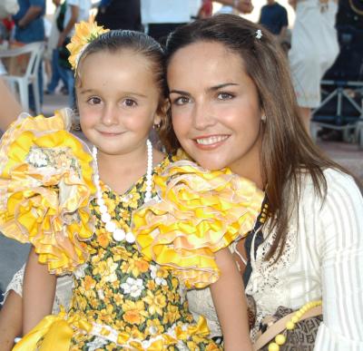 Pilar Gómez de Tricio con su hija Ana Tricio Gómez en las Fiestas de Covadonga.