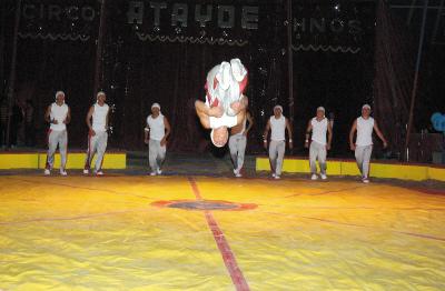 Los Primos: Bailarines acrobáticos donde combinan el break dance, el rap con la acrobacia, dichos elementos hacen de su acto algo sorpredente, Los Primos  realizan así su primera presentación en un circo triunfando en su presentación en “Astros” de la Ciudad de México.