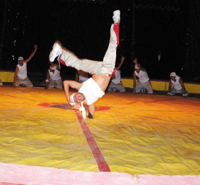 Los Primos: Bailarines acrobáticos donde combinan el break dance, el rap con la acrobacia, dichos elementos hacen de su acto algo sorpredente, Los Primos  realizan así su primera presentación en un circo triunfando en su presentación en “Astros” de la Ciudad de México.