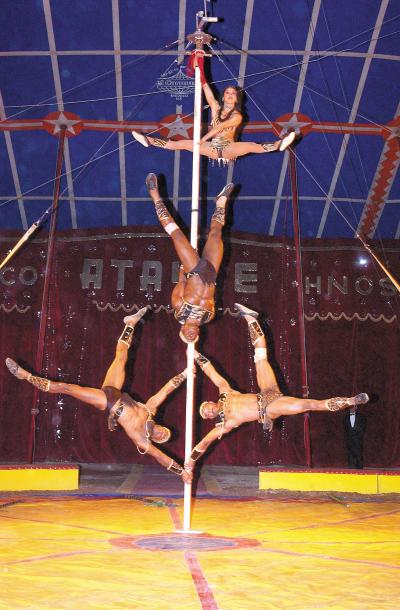 Este circo ofreció su primera función un 26 de agosto de 1888, en la cidad de Mazatlán, Sinaloa.
