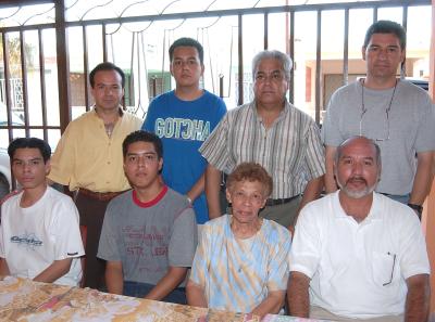 Eloísa Hernández Vásquez en su 75 aniversario, acompañada de MIguel, Fernando, Carlos, José, Luis y demás familiares en su festejo.