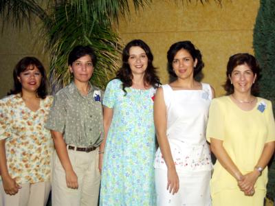 Martha Ramón de Pérez Merodio al centro de la fotografía acompañada de Bertha de Garza, Elba de López, Rocío de Sánchez y Lety de González en su fiesta de regalos.