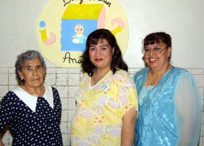  20 de septiembre 

Martha Imelda Gutiérrez Salas espera a su bebé por lo que le su mamá le ofreció una fiesta.