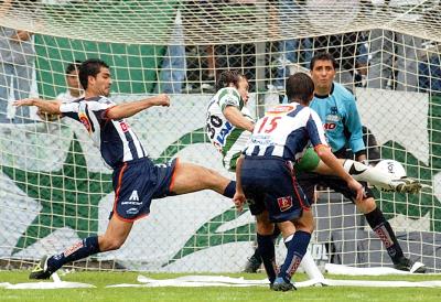 Así, a escasos segundos del final, una falta por el sector derecho del campo es cobrada por Rodrigo Ruiz, quien con gran precisión, puso el centro en el corazón del área para que llegara a plenitud el argentino Vuoso y anidara con certero remate de cabeza el balón en la meta de Monterrey, para igualar el marcador a cinco tantos y hacer la hombrada de sacarle el triunfo de la bolsa a los pupilos de Daniel Pasarella, quien hizo la rabieta de su vida.