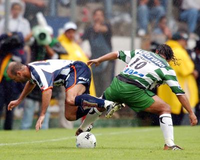 Lo mejor del encuentro estaba por llegar, con esta desventaja, Santos Laguna se alzó con más deseos que orden al ataque y su esfuerzo dio frutos al minuto 75, cuando en una jugada de tiro de esquina se produjo una serie de rechaces dentro del área de Monterrey, que culminó con un autogol a cargo del “Guille” Franco, mismo que permitió a los laguneros acercarse 5 a 3.