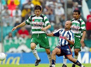 Para la segunda parte, la emotividad en la cancha se vivió al máximo y apenas a cinco minutos de reanudadas las acciones, los Rayados se fueron adelante una vez más con gol de “Guille” Franco, quien remató pleno frente a Christian Lucchetti en un cobro de tiro de esquina.