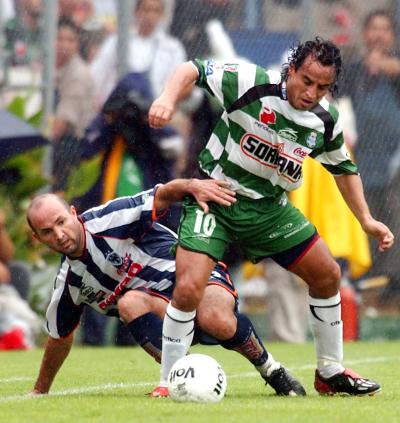 Minutos después, Altamirano debió abandonar la cancha debido a un esguince de tobillo, provocado en la primera jugada ofensiva del Santos en un choque con el portero Martínez.