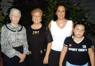 Celia Valdez, Olga de Camacho, Rocío de Cerviño y Astrid Cerviño cuatro generaciones de estimadas mujeres laguneras.