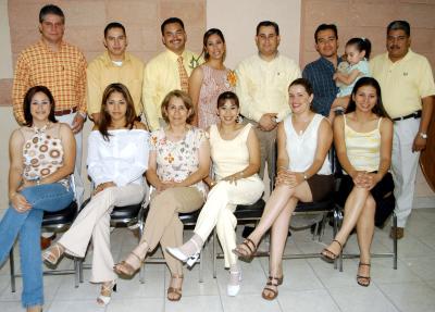 María Luisa Rosas Muñoz y Juan Francisco Bastida Hernández en la despedida de solteros que les ofrecieron Verónica Verdeja de Rosas y Luis Rodolfo Rosas, los acompañan un grupo de asistentes.