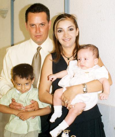 El pequeño Arturo acompañado de sus padres Manuel Castaños Barraza y Martha Corral de Castaños y su hermanito Manuel.