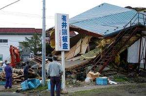 La central nuclear de Tomari, en la misma isla, funciona con normalidad y según la empresa eléctrica, no ha resultado afectada. La NHK dijo que el temblor más fuerte causó una notable sacudida horizontal que duró varios segundos, hizo oscilar a los edificios y provocó caídas de objetos.