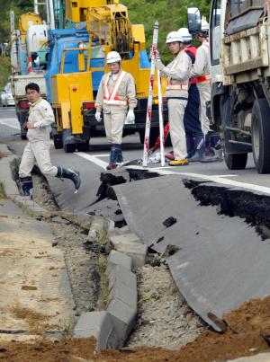 Muchos de los heridos recibieron lesiones menores y cortaduras por cristales rotos y objetos que cayeron sobre ellos. Una mujer de 70 años en Obihiro, ciudad al occidente de Kushiro, se rompió una pierna al tratar de salir por una ventana.