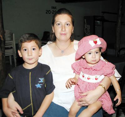 Angélica Tello con sus hijos Pedro y Geraldine.