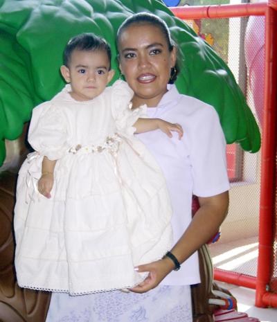 La pequeña Mariana Isabel en la fiesta que le ofrecieron por su primera añod e vida, sus padres, Jesús Gerardo Flores y Blanca Estela Alvarado de Flores.