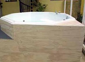 Al lado de la Alberca se encuentra el jacuzzi, una de las nuevas modificaciones para que los hermanitos puedan relajarse dentro de la casa.