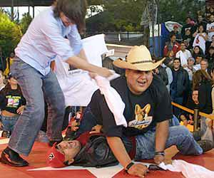 Hubo un momento en que los compañeros de Chaparro se enfrentaron a golpes (en tono de broma) a Adal Ramones y Facundo en la pasarela de recepción, sólo por defender a sus favoritos.