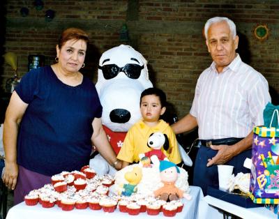 Por su segundo cumpleaños el  niño Gerardo Landeros Ávalos fue festejado con una divertida fiesta, lo acompañan sus abuelitos Pablo Landeros y Socorro Araujo.