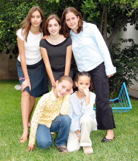 Ana Claudia Gómez, Carmen Gómez, Palmira Martín, Ana Cecy Martín y Ana Mary Gómez en pasado festejo de cumpleaños.