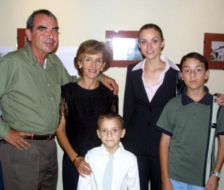 José  y Mirna Leyva, María Guadalupe, Daniel y Alejandro Velasco de la Garza.