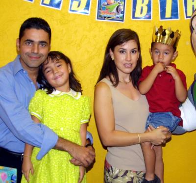 José Ramón Corona González acompañado por sus papás, José Ramón Corona y Maru González de Corona y su hermana Maru,  en la fiesta que le ofrecieron por su onomástico.