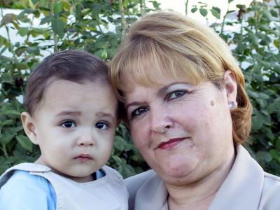 Mario Alberto Castañeda Martínez con su abuelita, Ángeles Gutiérrez de Martínez.