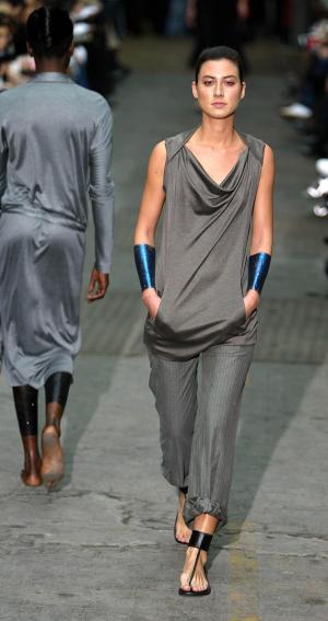 El plateado y el gris fueron los colores consentidos de Haider Ackermann,