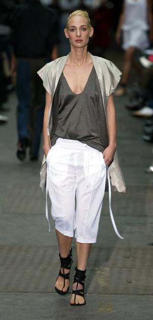 Una modelo presenta una creación de la colección primavera-verano 2004 de Haider Ackermann