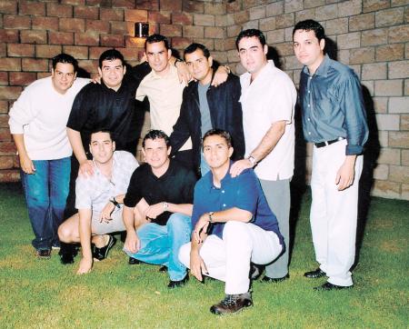 Ernesto Meléndez Reyes con sus amigos en el convivio que le ofrecieron por su boda con la Srita. Mónica Rodríguez Marín el próximo 18 de octubre .