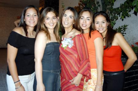 -Marisol Montiel junto a sus amigas Elizabeth Salmón, Cecilia Ordaz, Alejandra Segura y Cecilia Quiñones en la reunión de despedida que le ofrecieron.