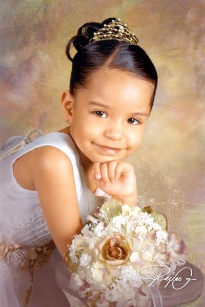 Niña Brenda Lizbeth Lira López es hija de los señorse Óscar Lira Moreno y Lroena López Flores en una fotografía de estudio con motivo de sus tres años.