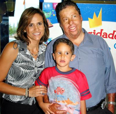 Lázaro Treviño Fajer acompañado por sus papás Raúl Treviño Valdés y Claudia Fajer de Treviño en la fiesta que le ofrecieron con motivo de su cuarto aniversario