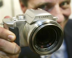 Un directivo de la Panasonic presenta la nueva cámara digital de esta compañía, la nueva  Lumix Digital.