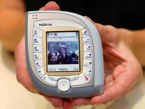 El nuevo Nokia 7600 fue presentado en Helsinki. Este nuevo teléfono de tercera generación se espera que este disponible en todo el mundo para fines de año.