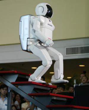 El robot humanoide de Honda Asimo, baja por unas escaleras durante una aparición pública en Manila. Asimo además de tener movimiento está programado para hablar en varios idiomas.