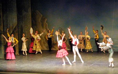 Tampoco faltó el romance envuelto por la magia de las coreografías, de modo que los solistas parecían flotar en el aire, como entre nubes coronadas de amor.