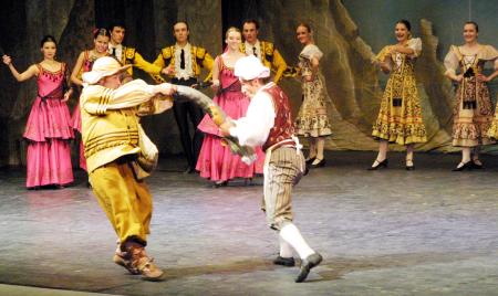 El Teatro Bolshoi transportó a un mundo de fantasías, las de don Quijote enamorado de Dulcinea, pasando de una posada a un pueblito de La Mancha; de un campamento gitano a un ensueño de Driadas (duendes de los árboles de forma femenina), para concluir en un castillo en el que se desarrolla la boda de Dulcinea, quien realmente se llama Kitri, con el barbero Basilio

 Ahí, una solemne procesión desfiló ante los ojos del público, que reconoció el buen espectáculo al aplaudir de pie al final de la obra.